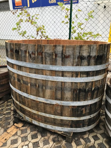 1800 Liter Eichenfasshälfte Durchmesser 196x120cm und Höhe 120cm.
