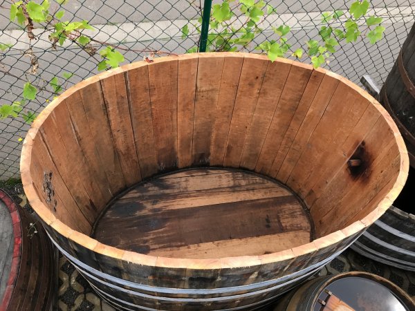1800 Liter Eichenfasshälfte Durchmesser 196x120cm und Höhe 120cm.