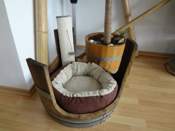 Tierliege TFL-E65-KB aus gebrauchtem Eichenfass für Katzen / Hunde ohne Kissen