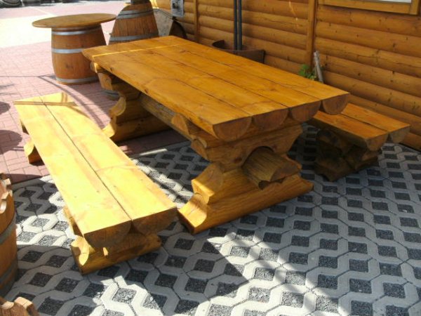 1.5m Sitzgarnitur 15M-RBSG aus 20cm Rundbohlen massiv 2 x Bänke ohne Rüceknlehnen + 1 Tisch alle Teile mit Länge je 1.5m.