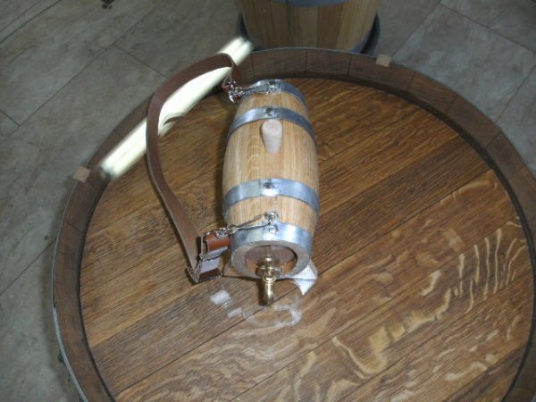 0,5 Liter Bernhardiner ovales Holzfass innen gewachses Eichenfass Fass Schnapsfass Whyskifass