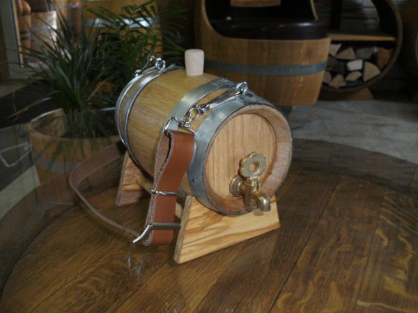 0,5 Liter Bernhardiner rundes Holzfass innen gewachstes Eichenfass Böttcherware Weinfass Whyskifass Schnapsfass