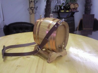 2 Liter ovales innen gewachstes Marketender Holzfass mit Tragegurt Weinfass Eichenfass Whyskifass Schnapsfass