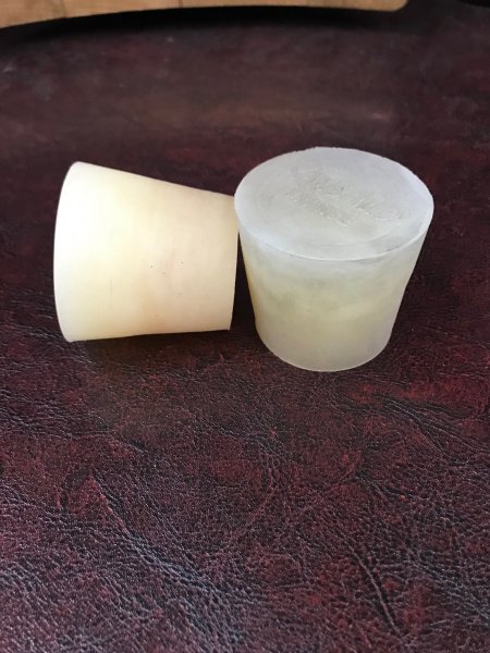 1 x original Silikonstopfen für 225L Eichenfässern mit Spundloch von ca. 45-50mm.