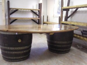 Office-Fasstisch mit ovaler Fassboden-Tischplatte, Weinfass