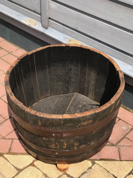 BKW60 ein 75 Liter Blumenkübel aus Whiskyfass D.oben 60 D.unten 55cm, H.38cm