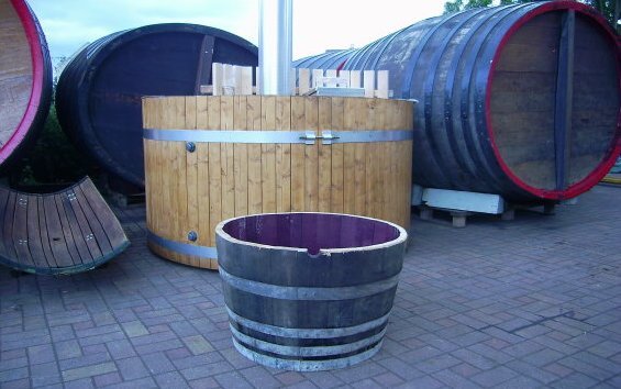 150 Liter dunklere Eichenfasshälfte mit D.76cm, Höhe.50cm Pflanzkübel Blumenkübel Miniteich