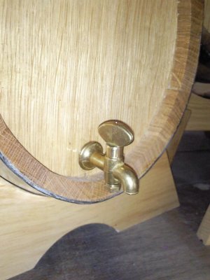 Messingauslaufhahn-klein - schwarzer Dichtung für Hahnloch mit 14-15mm D.