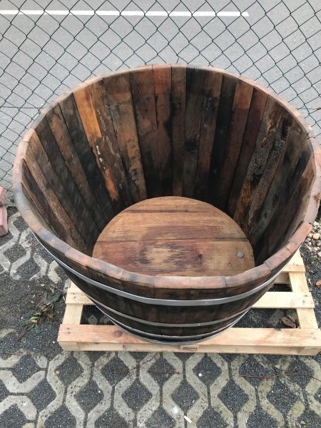 ca. 450 Liter gebrauchte Eichenfasshälfte D. ca.105cm, Höhe 80cm.