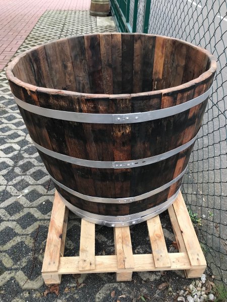 ca. 450 Liter gebrauchte Eichenfasshälfte D. ca.105cm, Höhe 80cm.