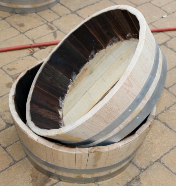 Pflanzenkarre mit 15 Liter neue Kastanienholzfass Fasshälfte mit D.48cm, Höhe 20cm