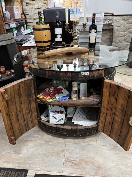 Fasskönigbar aus ovalem 300L gebrauchtem Eichenfass dunkel mit Zwischenboden, Schloß und ESG-Tischplatte Einzelstück