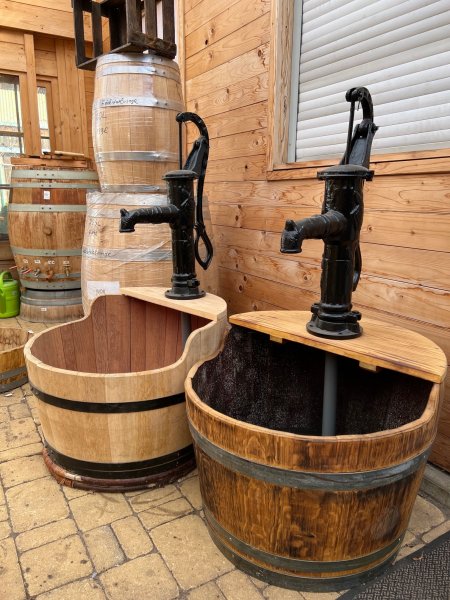 115 Liter Fassbrunnen mit funktionsfähiger großen Schwengelpumpe , Fass - Regentonne Miniteich