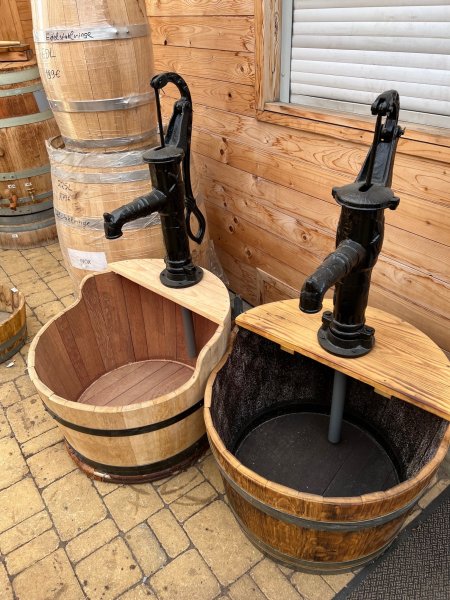 115 Liter Fassbrunnen mit funktionsfähiger großen Schwengelpumpe , Fass - Regentonne Miniteich