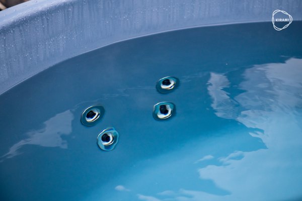 Premium Steady M Flow mit Water Jets (Wassertherapiedüsen) inklusive 3KW-Elektroheizung + optional Holz - Außenofen neues rundes Badefass mit Kunststoffeinsatz