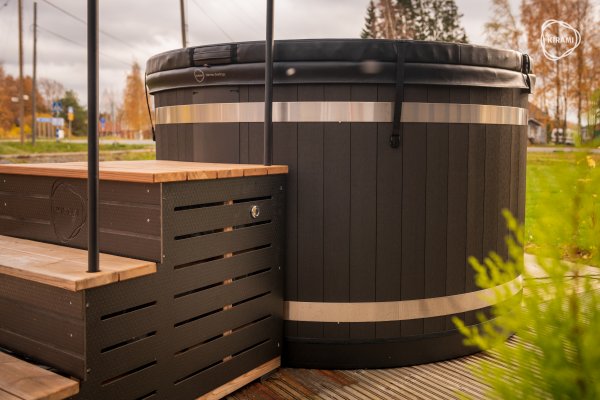 Premium Steady M Flow mit Water Jets (Wassertherapiedüsen) inklusive 3KW-Elektroheizung + optional Holz - Außenofen neues rundes Badefass mit Kunststoffeinsatz