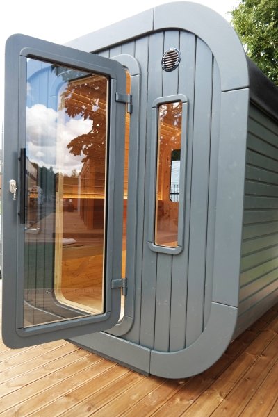 Außensauna Luna L 2,6m, HxB 2,4x2,4m aus Fichte nach Wunsch mit Panorama - Glaswand für 6 Personen