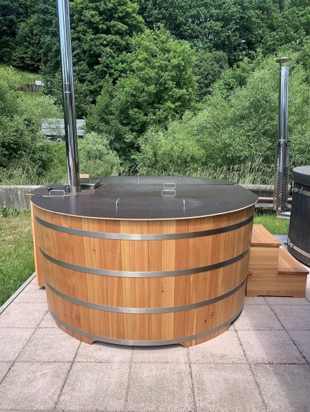 Badefass oval 2 x 2,5m aus Lärchenholz, innen und außen geölt, vier nachspannbare Edelstahlreifen mit Ab und Überlauf