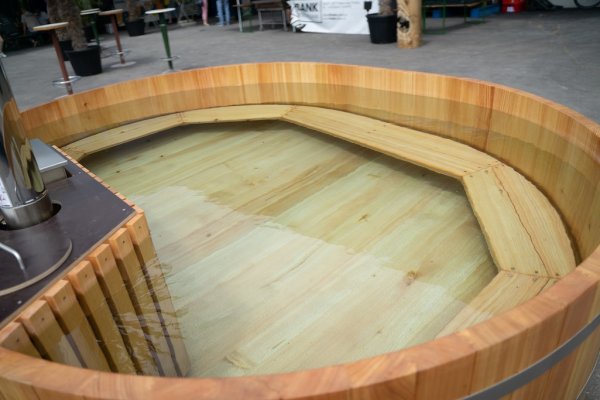 Badefass oval 2 x 2,5m aus Lärchenholz, innen und außen geölt, vier nachspannbare Edelstahlreifen mit Ab und Überlauf