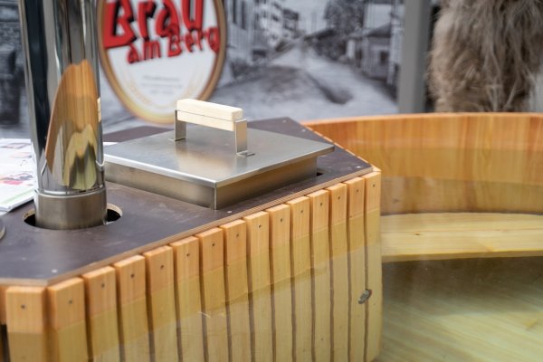 Badefass oval 2 x 2,5m aus Lärchenholz, innen und außen geölt, vier nachspannbare Edelstahlreifen mit Ab und Überlauf