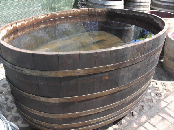 3000 Liter Eichenfasshälfte Durchmesser 230x160cm und Höhe 98cm.