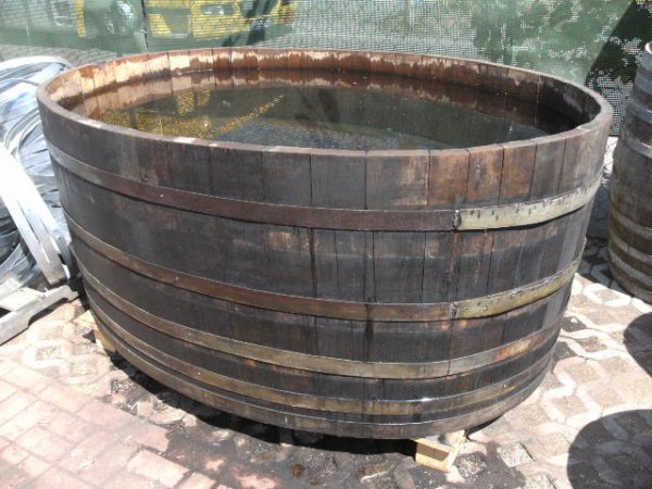 3000 Liter Eichenfasshälfte Durchmesser 230x160cm und Höhe 98cm.