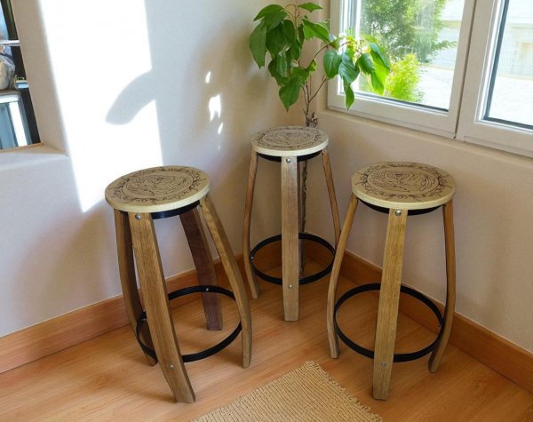 Fass Barhocker M10 Fassbarhocker mit Wunsch - Logo Stehtischhocker Sitzhocker Stuhl Holzstuhl Holzhocker Sitz Hocker