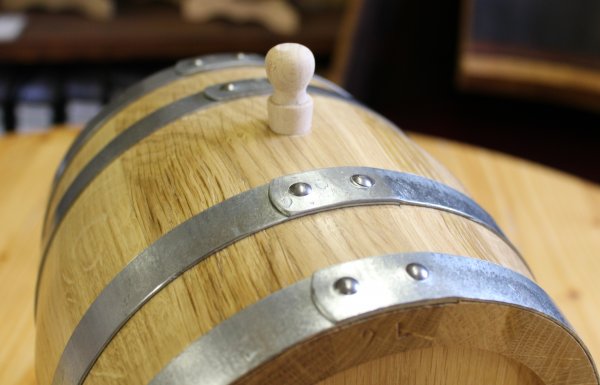 2 Liter Eichenfass innen roh, außen lackiert und geschmackgebend Böttcherware Schnapsfass Weinfass Whiskyfass Holzfass