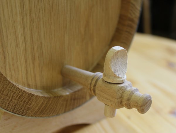 2 Liter Eichenfass innen roh, außen lackiert und geschmackgebend Böttcherware Schnapsfass Weinfass Whiskyfass Holzfass