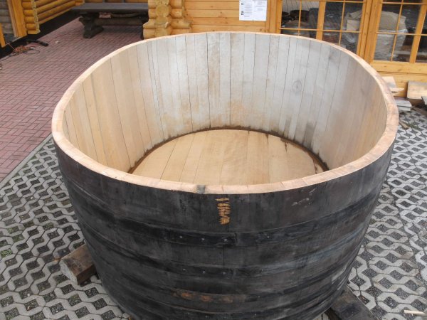 5000 Liter Eichenfasshälfte Durchmesser 325x240cm und Höhe 125cm.