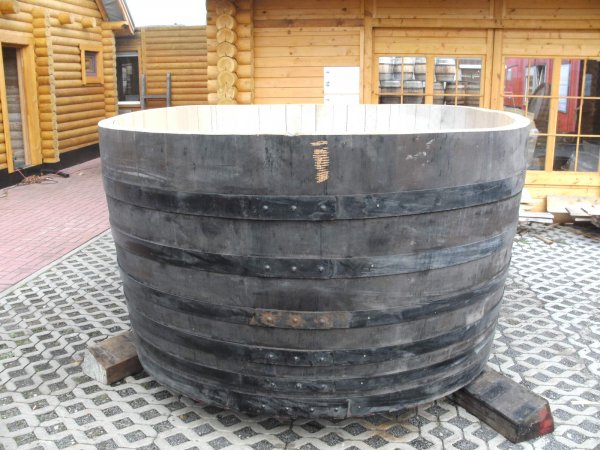 5000 Liter Eichenfasshälfte Durchmesser 325x240cm und Höhe 125cm.