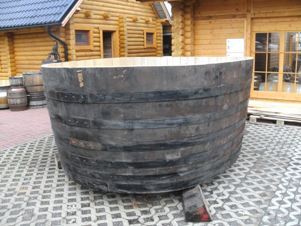 5000 Liter Eichenfasshälfte Durchmesser 325x240cm und Höhe 125cm.