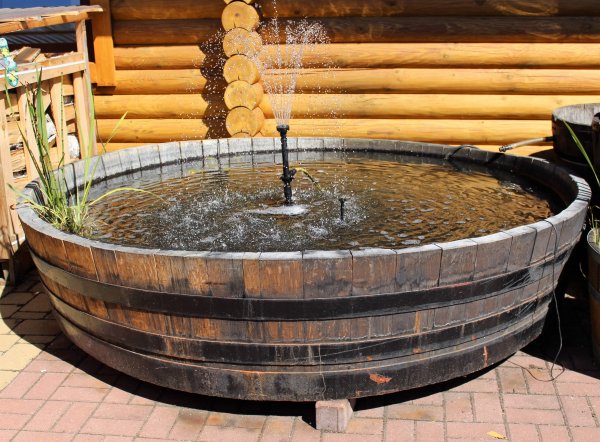 seltene 1200 Liter Eichenfasshälfte Durchmesser 230cm und Außen-Höhe 50cm, Innenhöhe 35cm.