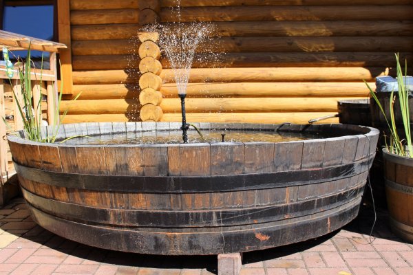 seltene 1200 Liter Eichenfasshälfte Durchmesser 230cm und Außen-Höhe 50cm, Innenhöhe 35cm.