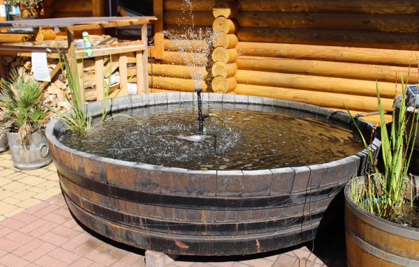 seltene 1200 Liter Eichenfasshälfte Durchmesser 230cm und Außen-Höhe 50cm, Innenhöhe 35cm.