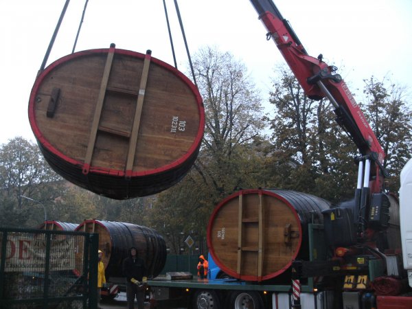 seltene 1200 Liter Eichenfasshälfte Durchmesser 230cm und Außen-Höhe 50cm, Innenhöhe 35cm.