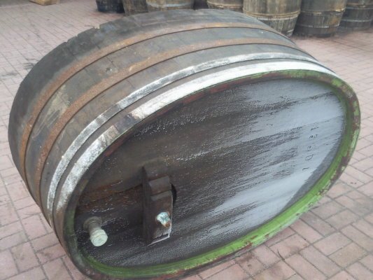 650 Liter Eichenfasshälfte Durchmesser 140x100cm und Höhe 70cm.