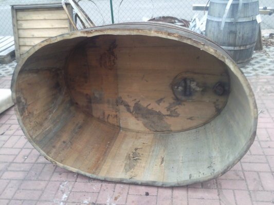 650 Liter Eichenfasshälfte Durchmesser 140x100cm und Höhe 70cm.