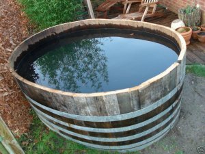 650 Liter Eichenfasshälfte Durchmesser 140x100cm und Höhe 70cm.