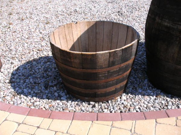 350 Liter gebrauchte Barrique-Eichenfasshälfte mit D.105cm,H.60cm als großer Pflanzkübel / Saunatauchbecken / Miniteich