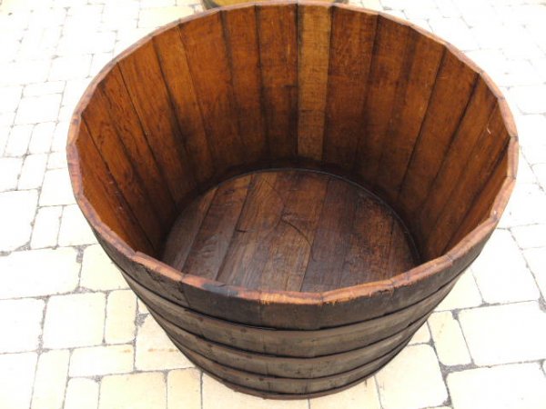 350 Liter gebrauchte Barrique-Eichenfasshälfte mit D.105cm,H.60cm als großer Pflanzkübel / Saunatauchbecken / Miniteich