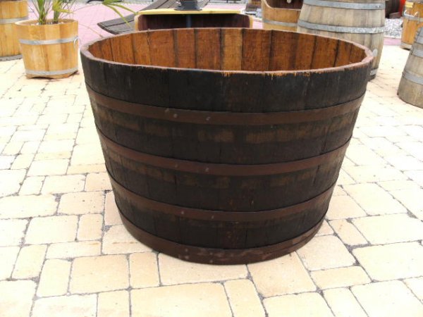 350 Liter gebrauchte Barrique-Eichenfasshälfte mit D.105cm,H.60cm als großer Pflanzkübel / Saunatauchbecken / Miniteich