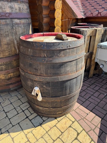 350 Liter gebrauchte Barrique-Eichenfasshälfte mit D.105cm,H.60cm als großer Pflanzkübel / Saunatauchbecken / Miniteich