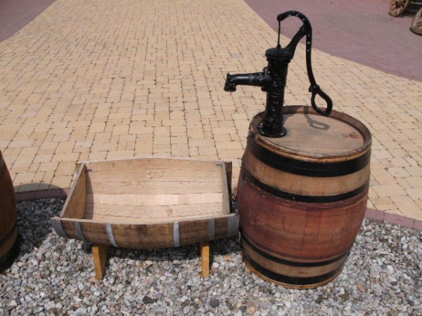 225L Burgunder Eichenfass-Regentonne + große Schwengelpumpe Schwarz