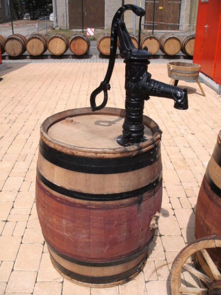 225L Burgunder Eichenfass-Regentonne + große Schwengelpumpe Schwarz