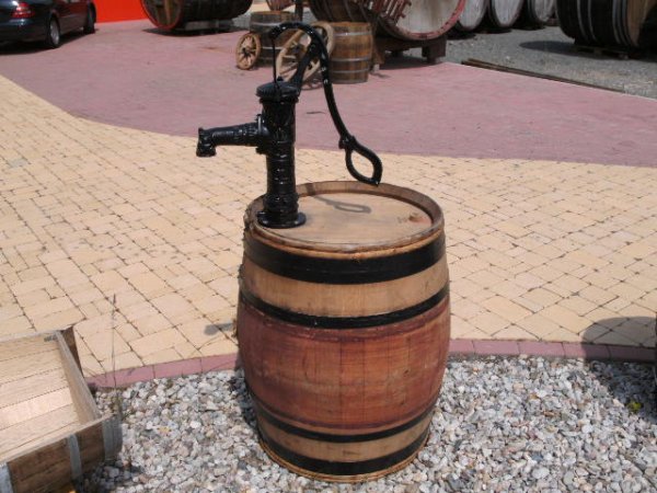 225L Burgunder Eichenfass-Regentonne + große Schwengelpumpe Schwarz