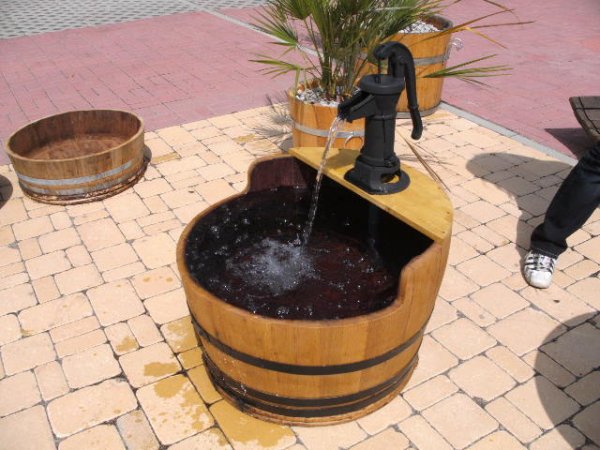 100 Liter Fassbrunnen Fass-Regentonne mit Schwengelpumpe und elektrishe Kreiselpumpe