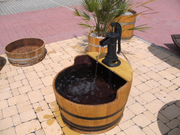 100 Liter Fassbrunnen Fass-Regentonne mit Schwengelpumpe und elektrishe Kreiselpumpe