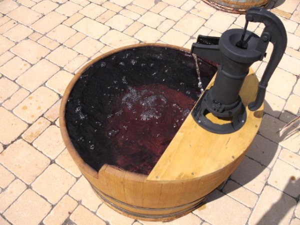 100 Liter Fassbrunnen Fass-Regentonne mit Schwengelpumpe und elektrishe Kreiselpumpe