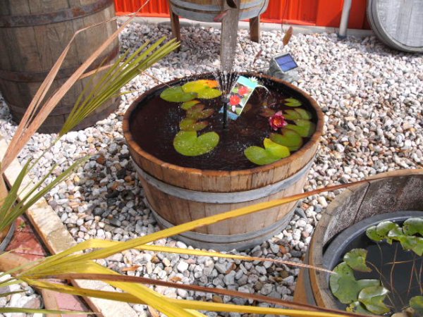 100L Miniteich + Solar Teichpumpe aus gebrauchter Eichenfasshälf D.70 H.40